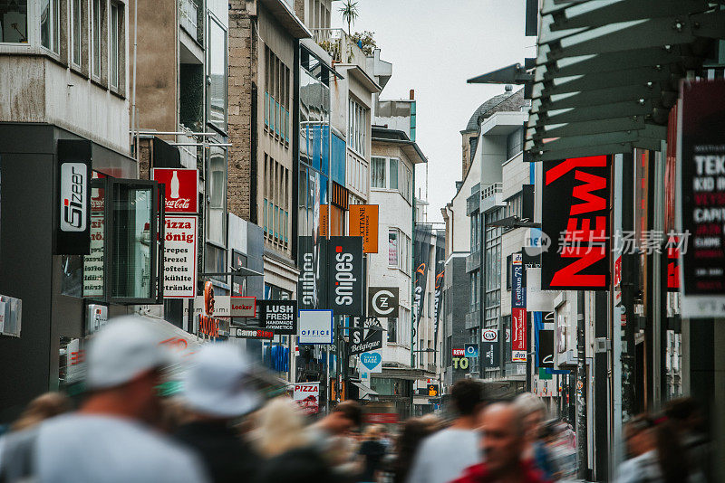 科隆Hohe Straße拥挤的人群